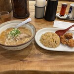 らーめん 熊五郎 アポロ店 - からあげ定食のみそらーめん、しょうゆ、しおから選択