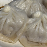 梁山泊小籠湯包 - 厚めの皮でも肉汁が透けてみえます