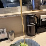 長男、もんたいちお - タップしないと画面から見切れる麺。長い。これをもぐもぐする。