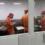 大上海 生煎包 - 奥の厨房で作る風景が見えます