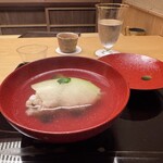 木山 - 鱧と冬瓜　先程の一番出汁をごく僅かなお醤油で仕上げた吸い地。美味しい♡