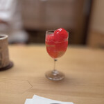 木山 - 和三盆の蜜に漬けたスイカ　シャキっと引き締まる食感と甘味が素敵です。「好きなだけお代わりしてください」とのこと。