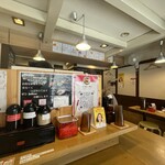 らーめん二男坊 - 店内は割と狭い。