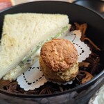 ベンガルタイガー -  キュウカンパーサンドイッチ、スパイススコーン