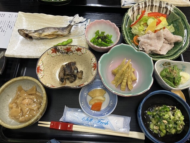 清水屋旅館 &ndash; 月山志津温泉の湖畔宿でくつろぎの宿泊体験