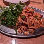 居酒屋 ヨーテル - 干し豆腐とパクチーのラー油和え（500円）。夏向けのおつまみです。