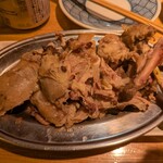 居酒屋 ヨーテル - 店員さんが切り分けてくれます。これは旨いつまみだ！！