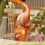 炉ノ骨頂 - キンキ一本焼き を焼いている様子
      ⚠ 焼き上がるまでにお時間を要しますので
      オーダーの際は注意です