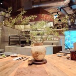 炉ノ骨頂 - 店舗カウンターテーブル
      大きなカウンターテーブルと、目を惹く美しいオブジェ、清潔感溢れる店内、お料理も美味しくて最高です♪