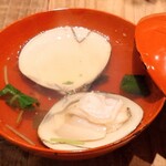 炉ノ骨頂 - 蛤の酒蒸し (580円)
      上品なお味のお吸物♡
      酒蒸しをお吸物スタイルでいただくのは初めてでしたが、他のお料理にも合い過ぎて、いつまでも飲み干したくない、名脇役な美味しさ♡