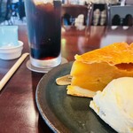 スイーツカフェ＆バー LOUNGE - アップルパイ・ラムレーズンアイス付