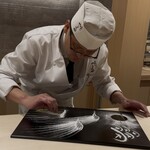 葵献心 やま田 - お盆の上で塩で盆景を書いてるご主人