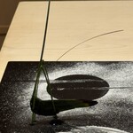 葵献心 やま田 - 一枚の笹の葉から作ったバッタ❗️後ろはお月様