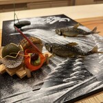 葵献心 やま田 - 鮎が滝を登ってるかのような…❗️。一人で伺ったのですが鮎１匹は寂しいので２匹にしてもらいました。