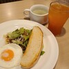 ガスト - ライトモーニングプレート(税込500円)
①トースト②野菜サラダ(萵苣&千切り紫甘藍&人参&大根)③目玉焼き④若布入り味噌スープ
お飲み物《セットドリンクはドリンクバー》①野菜ジュース