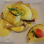 Moena Cafe - EggsBenedict　　　　WithHickory-Smoked　HamandHollandaiseSauceonRoastedGarlicBread