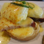 Moena Cafe - EggsBenedict　　　　WithHickory-Smoked　HamandHollandaiseSauceonRoastedGarlic