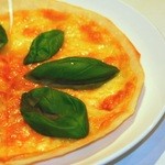 Dainingu Ba Sunaggu - フレッシュバジルのトマトピザ