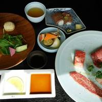 雪月花 ながら - ランチタイムの秋の味覚プレミアムセットですが、肉の量が少なすぎて・・・食べ直しをしました(>_<)お店の内装などはよい作りですが、従業員は熟女キャバクラかホストクラブみたいでした(。>д<)