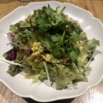 マンゴツリーカフェ - ほんのりカレー風味の豚肉とパクチーが少し