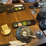 串揚げとワイン はち - お通し、5種類のソース、リッターワイン（1680円、税別）