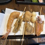 串揚げとワイン はち - 左から天使の海老、穴子のスパイシー揚げ、他