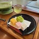 喫茶きはる - 松江三大銘菓は、「若草」「山川」「菜種の里」。地味ながらも求肥や落雁を使った優しい味わいです。