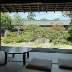 喫茶きはる - 日本庭園と正面に松江城が臨めます。