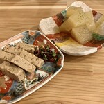 御飯屋 Kino - (手前)合鴨のパテ✨️
                                芽じそ2種と少し掛かってパテに掛けて下さった山椒がアクセントで絶品✨️
                                (後ろ) 冬瓜の冷金し鉢✨️
                                お上品なお出汁が堪らなく美味しい✩⋆*॰¨̮⋆｡˚