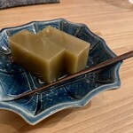 御飯屋 Kino - サービスであっさりとした手作り抹茶羊羹✨️
      最高のデザートです✨️
      ほうじ茶と共に✩⋆*॰¨̮⋆｡˚✨️