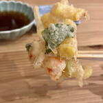 御飯屋 Kino - 甘みのしっかりあるとうもろこしと下処理しっかりされた海老が絶妙に揚げられたかき揚げで冷めてもサクサクで美味しかった✩⋆*॰¨̮⋆｡˚✨️