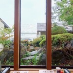 喜一 - 窓から見える庭園。