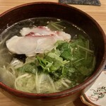 御飯屋 Kino - 鯛塩ラーメン✨️
      これまた絶品！✨️呑んだ後でも癒しの新鮮な鯛の切り身を乗せたあっさり塩出汁ラーメンが堪らない✩⋆*॰¨̮⋆｡˚✨️2人でシェアする旨、お伝えすると1人ずつ素敵なレンゲ付きで提供(๑ᵒ̴̶̷͈᷄ᗨᵒ̴̶̷͈᷅)و