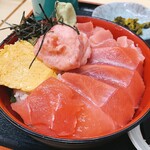 もみじや - まぐろ丼　まぐろが甘い、と感じるのはなぜなんだろう、とうっとりしながらいただきました。ご飯もふっくらと美味しい。海外からの観光の方らしき方にも対応スムーズ。壁には横浜GRITSのポスターと 佐々木主浩のサイン、ラジオはFヨコ。
