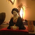 鮨旬美西川 - 玄関に向かい御福さんが一番最初に笑顔で皆様を迎えてくれます。