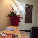 ロマンシング とんかつキッチン たぐ - 開店祝い花と本棚