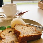 カフェ・ダール - 品川から移転後初。展示会イメージのソルベを、と思っていたんですが雨が寒すぎてバナナブレッド。温めてくださってました。バニラアイスとベストマッチ。大きい窓からの景色のために晴れた日にまた伺いたい