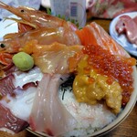 海峡荘 - 日替わり丼　奥にマグロ置いてます。