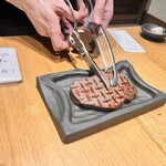 炭火焼肉 牛仁 - お店の方がカットまでしてくれました