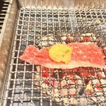 炭火焼肉 牛仁 - 前バラみぞれ焼き、これは片側だけ焼いて食べます