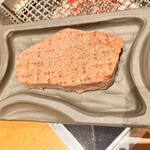 炭火焼肉 牛仁 - 一旦網から上げて熱が内部に伝わるのを待ちます