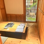 炭火焼肉 牛仁 - こちらの個室からも庭が見えます