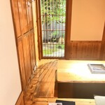 炭火焼肉 牛仁 - 庭の見える個室