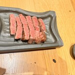 炭火焼肉 牛仁 - 外側は焼けていて、これをワサビで頂きます