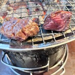 炭焼ホルモン えいた - 見かねた店長が焼いてくれました