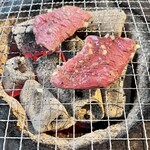 炭焼ホルモン えいた - 焼かれる並のタン