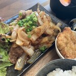 居酒屋 とわだ - 牛バラ肉もイカメンチも出来立て熱々