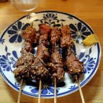 やきとんかど - ちょい呑みセット（1,000円）の串（左から、かしら、たん、はつ、ればー）