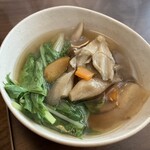 居酒屋 とわだ - たっぷりせんべい汁、取り分け椀に三杯分