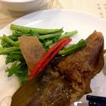 南翔饅頭店 - 手前にチマキ、奥は春菊サラダ